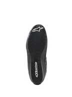 Buty Alpinestars Celer Superair, buty motocyklowe, czarne i ciemnoszare, widok od dołu na teksturowaną, olejoodporną gumową podeszwę zewnętrzną, białe logo gwiazdy Alpinestars na nosku i logotyp na pięcie