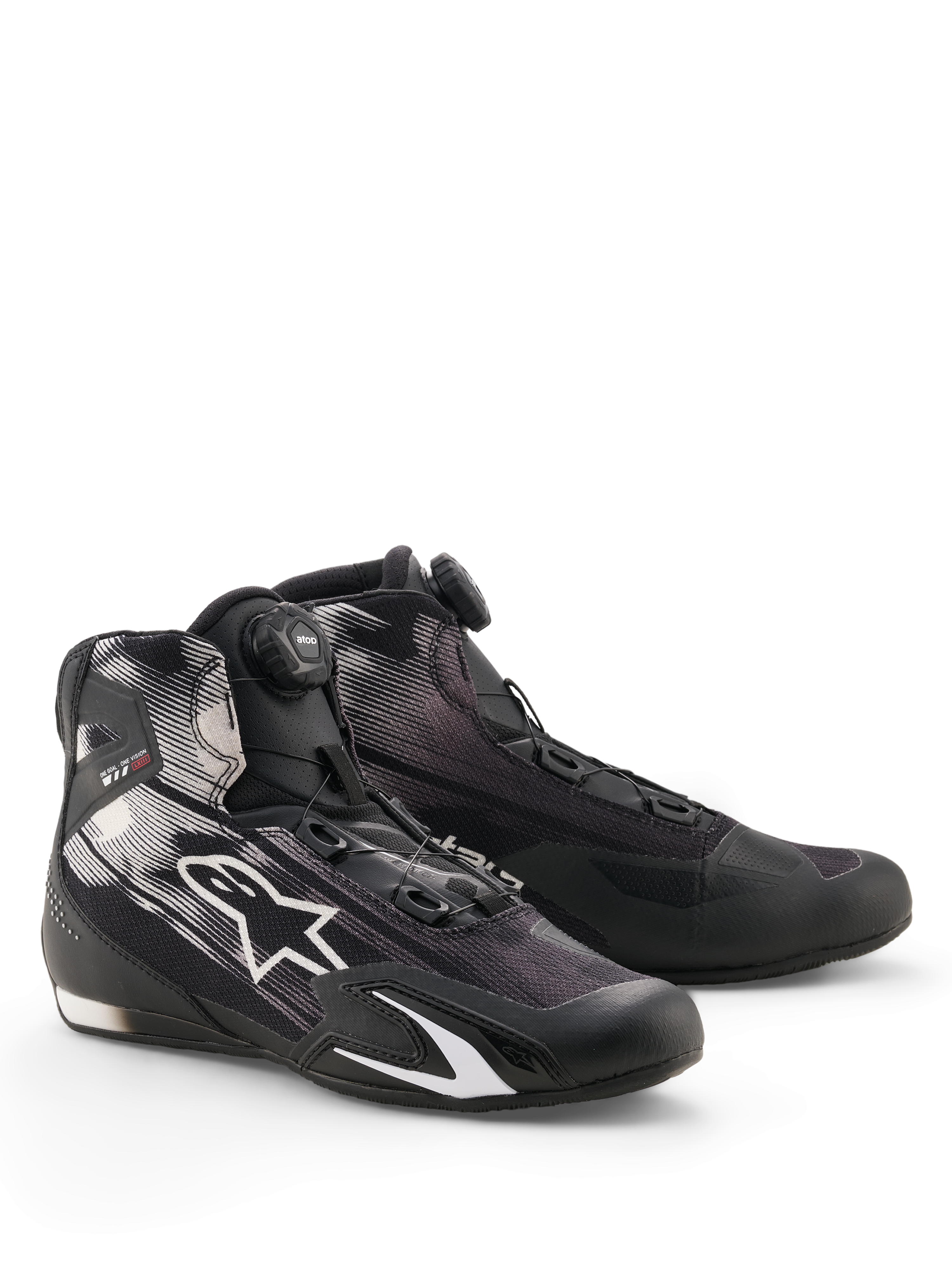 Buty Alpinestars Celer Superair, buty motocyklowe, czarno-białe, z systemem zamykania Rotor obsługiwanym pokrętłem na języku, białym logo gwiazdy na oddychającej tekstylnej cholewce i sportowym, niskoprofilowym designem.