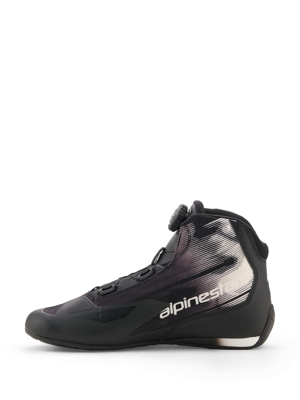 Alpinestars Celer Superair Shoes, czarno-białe, buty motocyklowe, widok z boku, wyposażone w pokrętło systemu zamykania Rotor, tekstylna cholewka z białymi wzorami graficznymi i logo Alpinestars, sportowy i rekreacyjny design
