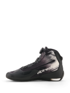 Alpinestars Celer Superair Shoes, czarno-białe, buty motocyklowe, widok z boku, wyposażone w pokrętło systemu zamykania Rotor, tekstylna cholewka z białymi wzorami graficznymi i logo Alpinestars, sportowy i rekreacyjny design