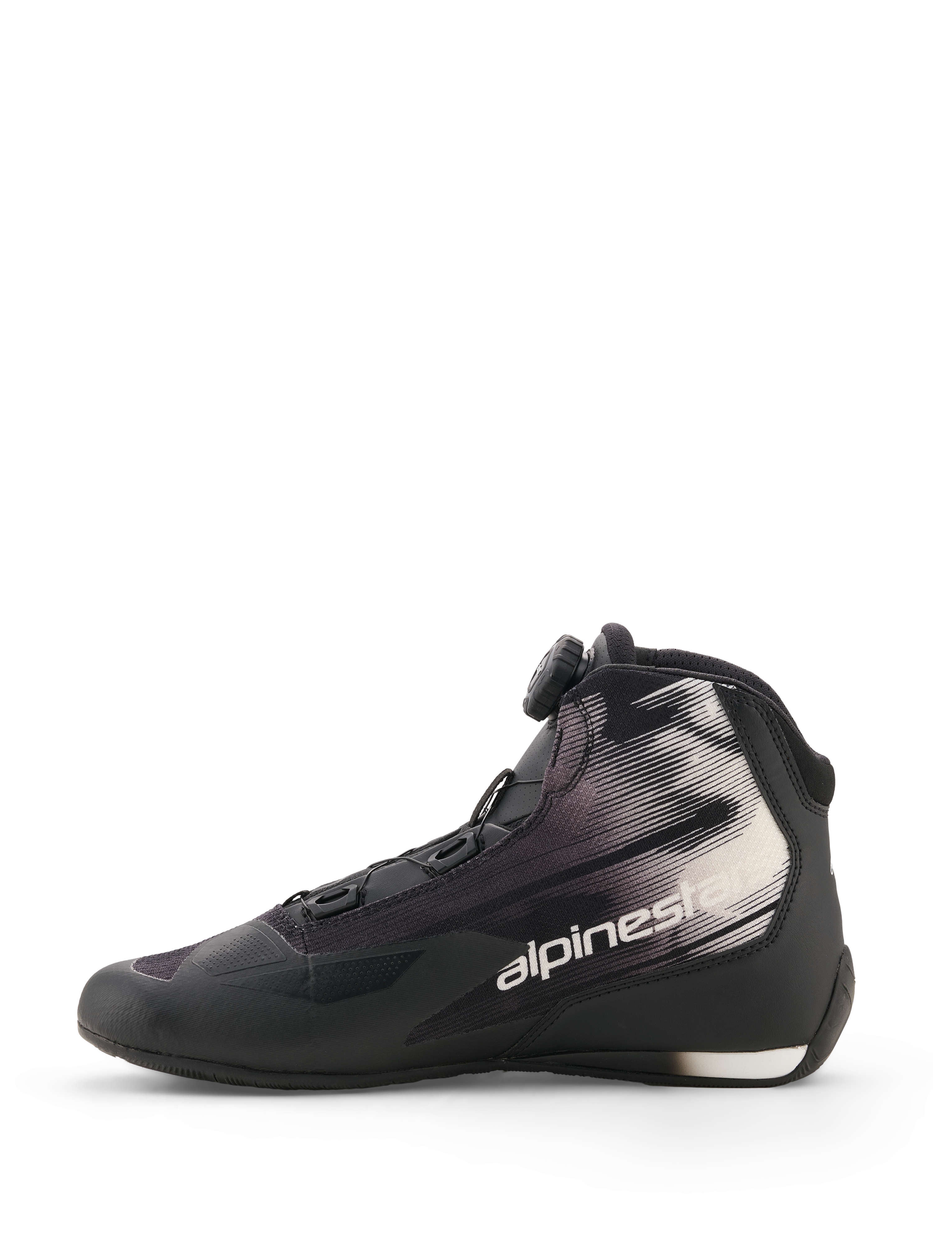 Alpinestars Celer Superair Shoes, czarno-białe, buty motocyklowe, widok z boku, wyposażone w pokrętło systemu zamykania Rotor, tekstylna cholewka z białymi wzorami graficznymi i logo Alpinestars, sportowy i rekreacyjny design