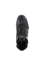 Alpinestars Celer Superair Shoes, czarno-białe buty motocyklowe pokazane z perspektywy z góry, wyposażone w zintegrowany system zapięcia Rotor, oddychającą tekstylną cholewkę i sportowy design na ciepłe dni.