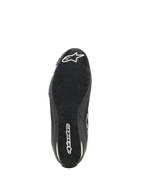 Buty Alpinestars Celer Superair, buty motocyklowe, czarno-białe, widok od dołu przedstawiający olejoodporną gumową podeszwę zewnętrzną z teksturowanym bieżnikiem, białe logo Alpinestars na pięcie i nazwę marki wzdłuż środka dla zapewnienia przyczepności i wydajności