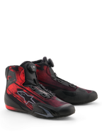 Buty Alpinestars Celer Superair, sportowe buty motocyklowe, czarno-jaskrawoczerwone, wyposażone w system zamykania Alpinestars Rotor i oddychającą tekstylną cholewkę airflow, smukły design ze wzmocnieniami TPU i teksturowaną przyczepną podeszwą