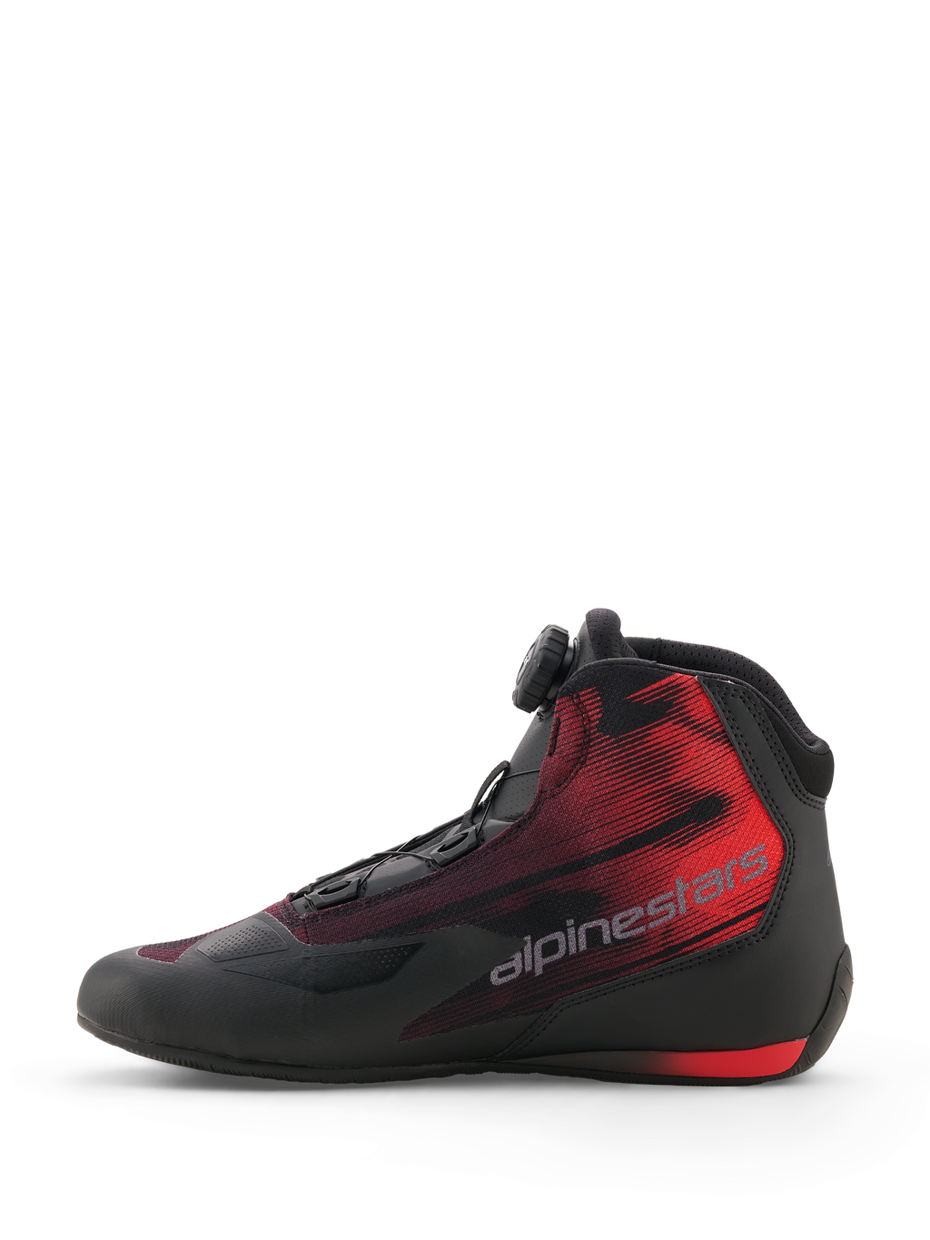 Buty motocyklowe Alpinestars Celer Superair, czarne i jaskrawoczerwone, widok z boku prezentujący pokrętło systemu zamykania Alpinestars Rotor, wentylowaną tekstylną cholewkę oraz efektowną czerwoną grafikę z gradientem i napisem Alpinestars