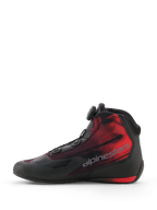 Buty motocyklowe Alpinestars Celer Superair, czarne i jaskrawoczerwone, widok z boku prezentujący pokrętło systemu zamykania Alpinestars Rotor, wentylowaną tekstylną cholewkę oraz efektowną czerwoną grafikę z gradientem i napisem Alpinestars