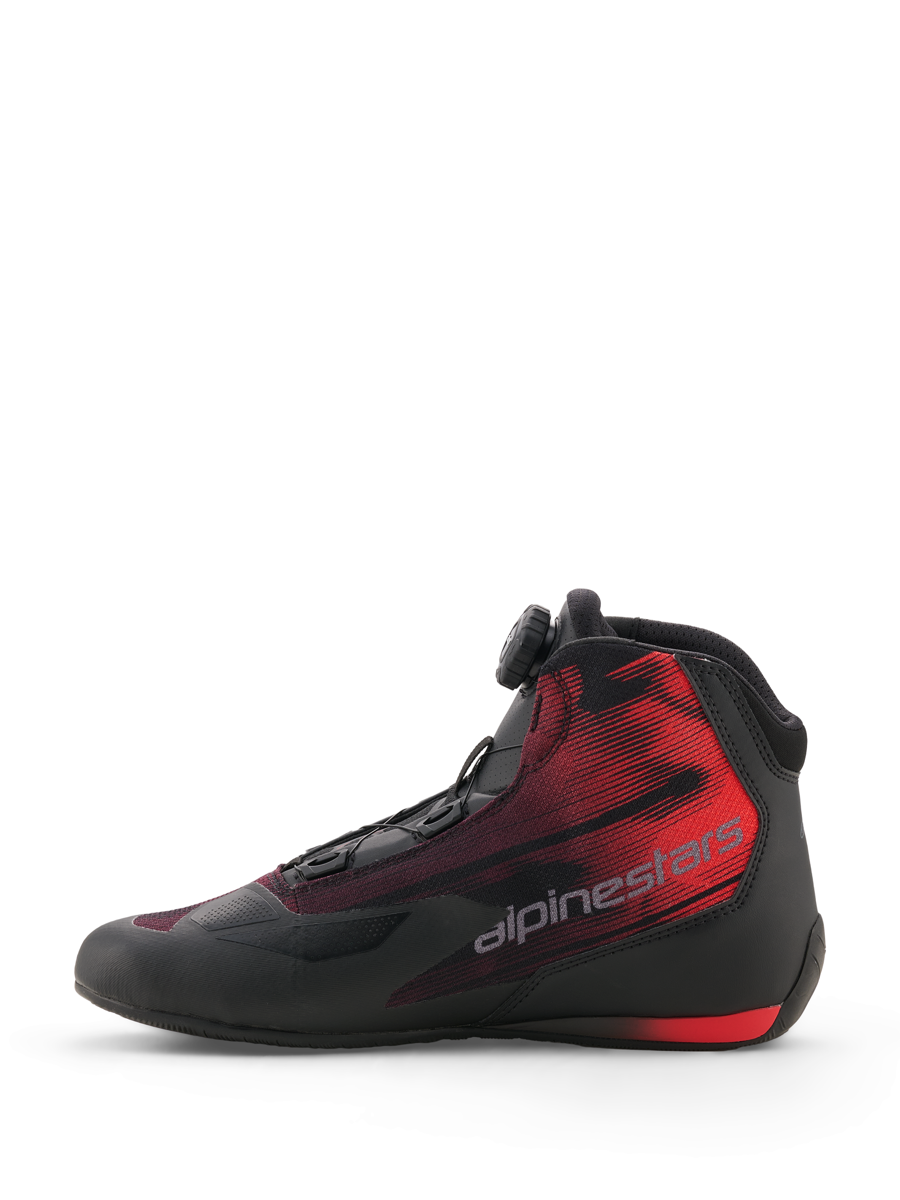 Buty motocyklowe Alpinestars Celer Superair, czarne i jaskrawoczerwone, widok z boku prezentujący pokrętło systemu zamykania Alpinestars Rotor, wentylowaną tekstylną cholewkę oraz efektowną czerwoną grafikę z gradientem i napisem Alpinestars