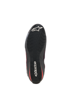 Buty Alpinestars Celer Superair, buty motocyklowe, czarne i jaskrawoczerwone, widok od dołu przedstawiający czarną olejoodporną gumową podeszwę zewnętrzną z teksturowanym falistym wzorem bieżnika oraz białym logo Alpinestars na palcach i pięcie