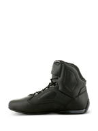 Buty Alpinestars Faster-3 Rideknit®, czarne buty motocyklowe, widok z boku, smukła konstrukcja z mikrofibry z perforowanymi panelami, wysoka cholewka ze sznurowaniem i paskiem na kostce, wyczynowe obuwie szosowe