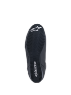 Buty Alpinestars Faster-3 Rideknit®, buty motocyklowe, czarne, widok podeszwy od dołu z teksturowanym bieżnikiem, białym napisem Alpinestars i logo gwiazdy, zaprojektowane dla sportowej wydajności na drodze