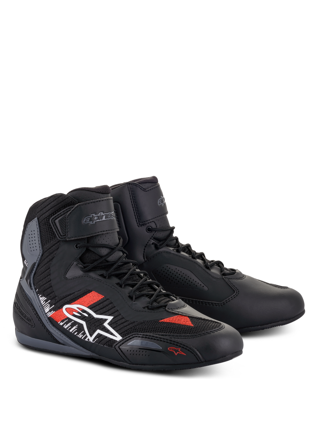 Buty Alpinestars Faster-3 Rideknit®, buty motocyklowe, czarne, szare i jaskrawoczerwone, cholewka z mikrofibry i dzianiny, białe logo Alpinestars z boku z czerwonymi i białymi akcentami, sznurowane zapięcie z paskiem na rzep na kostce, sportowy design wyścigowy