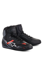 Buty Alpinestars Faster-3 Rideknit®, buty motocyklowe, czarne, szare i jaskrawoczerwone, cholewka z mikrofibry i dzianiny, białe logo Alpinestars z boku z czerwonymi i białymi akcentami, sznurowane zapięcie z paskiem na rzep na kostce, sportowy design wyścigowy