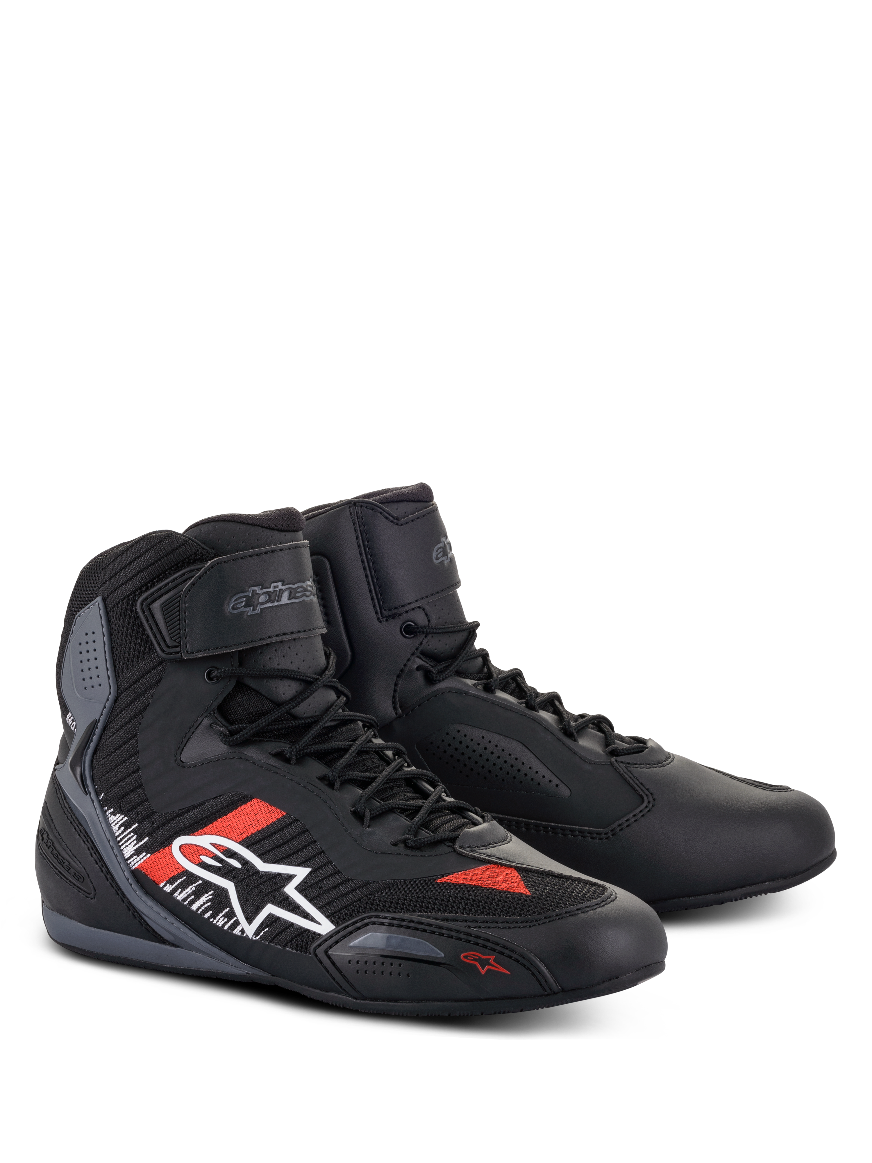 Buty Alpinestars Faster-3 Rideknit®, buty motocyklowe, czarne, szare i jaskrawoczerwone, cholewka z mikrofibry i dzianiny, białe logo Alpinestars z boku z czerwonymi i białymi akcentami, sznurowane zapięcie z paskiem na rzep na kostce, sportowy design wyścigowy