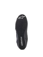 Buty Alpinestars Faster-3 Rideknit®, widok podeszwy, czarna gumowa podeszwa zewnętrzna z falistym wzorem bieżnika, z białym napisem Alpinestars i logo gwiazdy, pokazujące detale przyczepności do jazdy motocyklowej