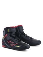 Alpinestars Faster-3 Rideknit® Shoes, czarne z czerwonymi i żółtymi jaskrawymi akcentami, lekkie buty motocyklowe z cholewką z mikrofibry i siateczki, czerwone logo Alpinestars, wysoki profil ze sznurowaniem i paskiem na kostce