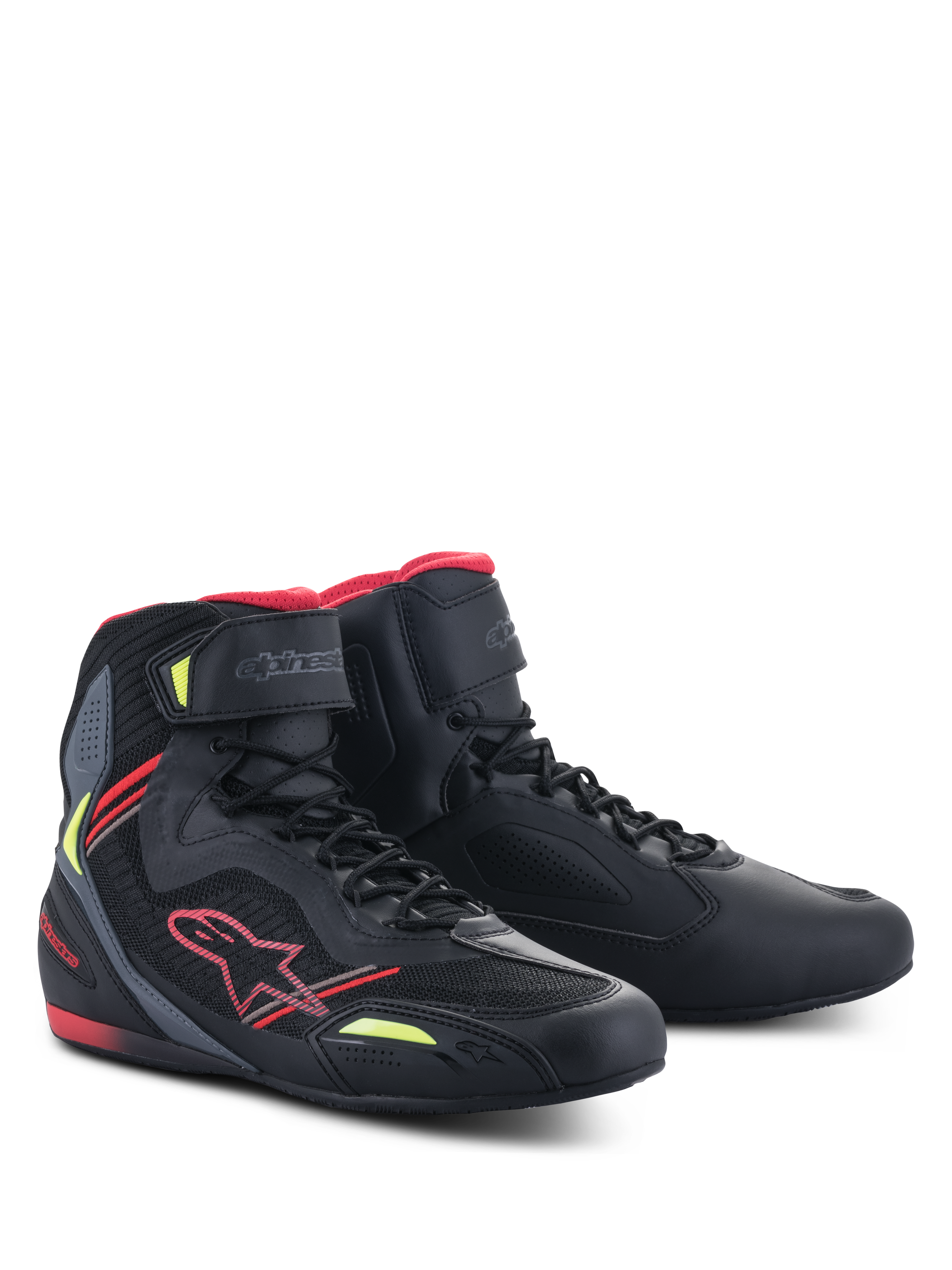 Alpinestars Faster-3 Rideknit® Shoes, czarne z czerwonymi i żółtymi jaskrawymi akcentami, lekkie buty motocyklowe z cholewką z mikrofibry i siateczki, czerwone logo Alpinestars, wysoki profil ze sznurowaniem i paskiem na kostce