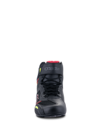Buty Alpinestars Faster-3 Rideknit®, buty motocyklowe, czarne z czerwonymi i żółtymi fluorescencyjnymi akcentami, widok z przodu, sznurowadła, pasek na rzep na kostce, oddychające panele z dzianiny z czerwoną wyściółką