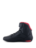 Buty Alpinestars Faster-3 Rideknit®, buty motocyklowe, czarno-czerwone, widok z boku, czerwona wyściółka z siateczki, pasek na kostce, perforowana cholewka z mikrofibry