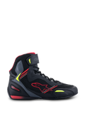 Alpinestars Faster-3 Rideknit®, buty motocyklowe, czarne z czerwonymi i żółtymi akcentami fluo, profil boczny prezentujący konstrukcję z oddychającej siateczki i mikrofibry, fason za kostkę z czerwonym logo gwiazdy i regulowanym paskiem na kostce