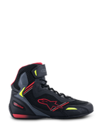 Alpinestars Faster-3 Rideknit®, buty motocyklowe, czarne z czerwonymi i żółtymi akcentami fluo, profil boczny prezentujący konstrukcję z oddychającej siateczki i mikrofibry, fason za kostkę z czerwonym logo gwiazdy i regulowanym paskiem na kostce