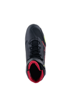 Alpinestars Faster-3 Rideknit® Shoes, widok z góry na czarny but motocyklowy, czerwona wewnętrzna wyściółka, czarne sznurowadła, przewiewne panele z dzianiny, czerwone i żółte akcenty fluo, lekkie sportowe obuwie motocyklowe