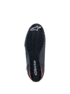 Buty Alpinestars Faster-3 Rideknit®, widok od spodu, czarna podeszwa z czerwonymi akcentami, teksturowany wzór bieżnika zapewniający przyczepność, białe logo gwiazdy Alpinestars na palcach i logotyp na pięcie, lekkie obuwie motocyklowe