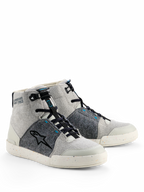 Alpinestars Circal Riding Shoes, miejskie obuwie motocyklowe, szaro-czarne z niebieskim Methyl Blue, fason wysokich sneakersów z jasnoszarego płótna i ciemnoszarych paneli z filcu z recyklingu, czarne logo gwiazdy i nakrapiana gumowa podeszwa.