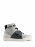 Buty motocyklowe Alpinestars Circal, wysokie trampki w kolorze Gray Black Methyl Blue, jasnoszare płótno i panele z ciemnoszarej teksturowanej tkaniny, biała gumowa podeszwa z kolorowymi drobinami z recyklingu, czarne logo gwiazdy Alpinestars, napis „ALPINESTARS SINCE 1963” na kostce, nowoczesny miejski styl jazdy