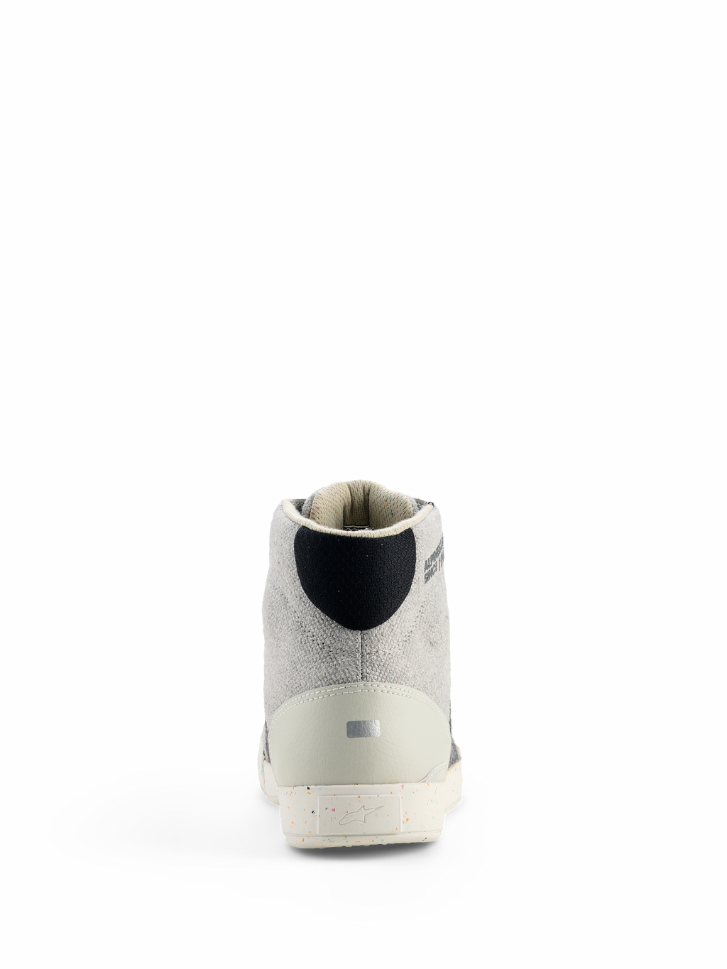 Alpinestars Circal Riding Shoes, miejskie obuwie motocyklowe, szaro-czarne, widok z tyłu ukazujący jasnoszarą płócienną cholewkę, czarny detal na pięcie, odblaskowy srebrny element na zapiętku i nakrapianą podeszwę z gumy z recyklingu z logo marki.