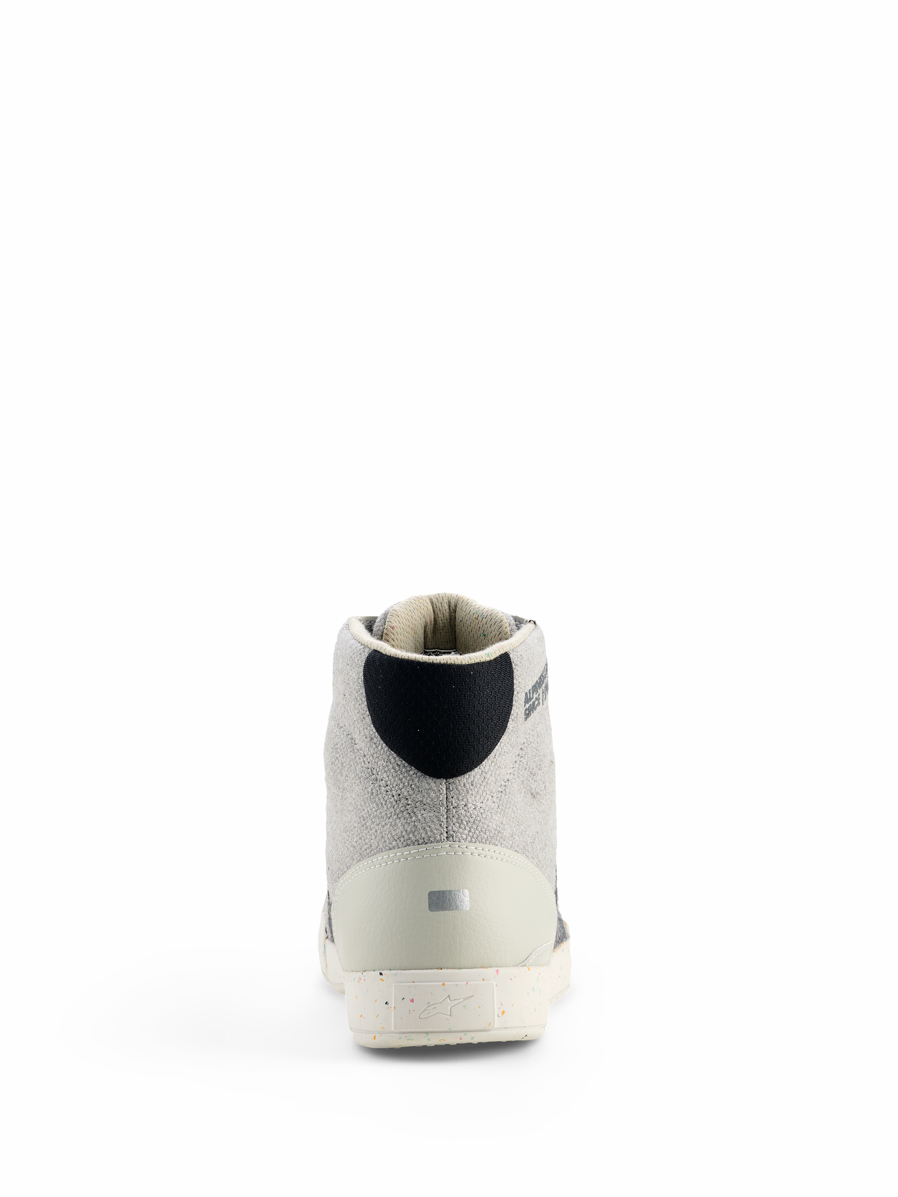 Alpinestars Circal Riding Shoes, miejskie obuwie motocyklowe, szaro-czarne, widok z tyłu ukazujący jasnoszarą płócienną cholewkę, czarny detal na pięcie, odblaskowy srebrny element na zapiętku i nakrapianą podeszwę z gumy z recyklingu z logo marki.