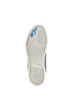 Buty motocyklowe Alpinestars Circal, widok podeszwy, podeszwa z gumy z recyklingu w kolorze złamanej bieli z kolorowymi drobinami, sześciokątny wzór bieżnika dla przyczepności, niebieskie logo gwiazdy Alpinestars, ekologiczne obuwie motocyklowe do jazdy miejskiej