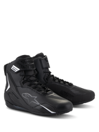 Buty Alpinestars Faster-4, buty motocyklowe, czarne, wysoka konstrukcja ze sznurowadłami i paskiem na rzep, białe i szare logo, smukła konstrukcja z mikrofibry do jazdy szosowej