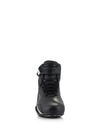 Buty Alpinestars Faster-4, buty motocyklowe, czarne, widok z przodu prezentujący tradycyjne sznurowanie i pasek na rzep, cholewka z zaawansowanej mikrofibry ze wzmocnieniami ochronnymi, techniczne obuwie do jazdy szosowej