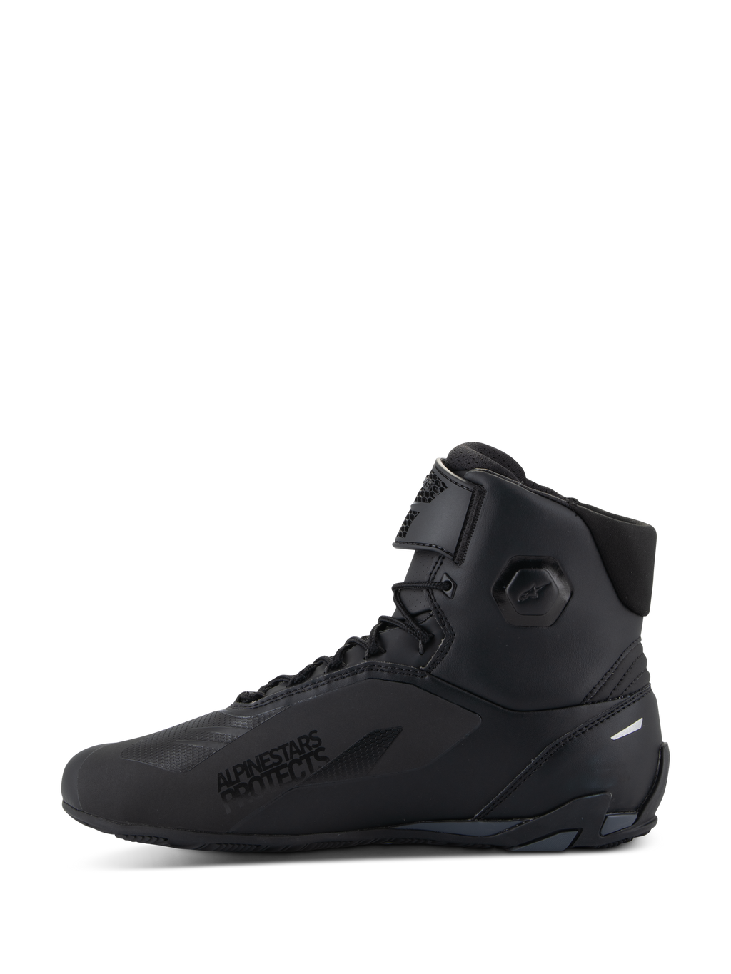 Buty Alpinestars Faster-4, buty motocyklowe, czarne, widok z boku, wysoka konstrukcja z sznurowaniem i regulowanym górnym paskiem, napis „Alpinestars Protects” na boku, smukła cholewka z mikrofibry ze zintegrowanymi strefami ochronnymi