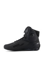 Buty Alpinestars Faster-4, buty motocyklowe, czarne, widok z boku, wysoka konstrukcja z sznurowaniem i regulowanym górnym paskiem, napis „Alpinestars Protects” na boku, smukła cholewka z mikrofibry ze zintegrowanymi strefami ochronnymi
