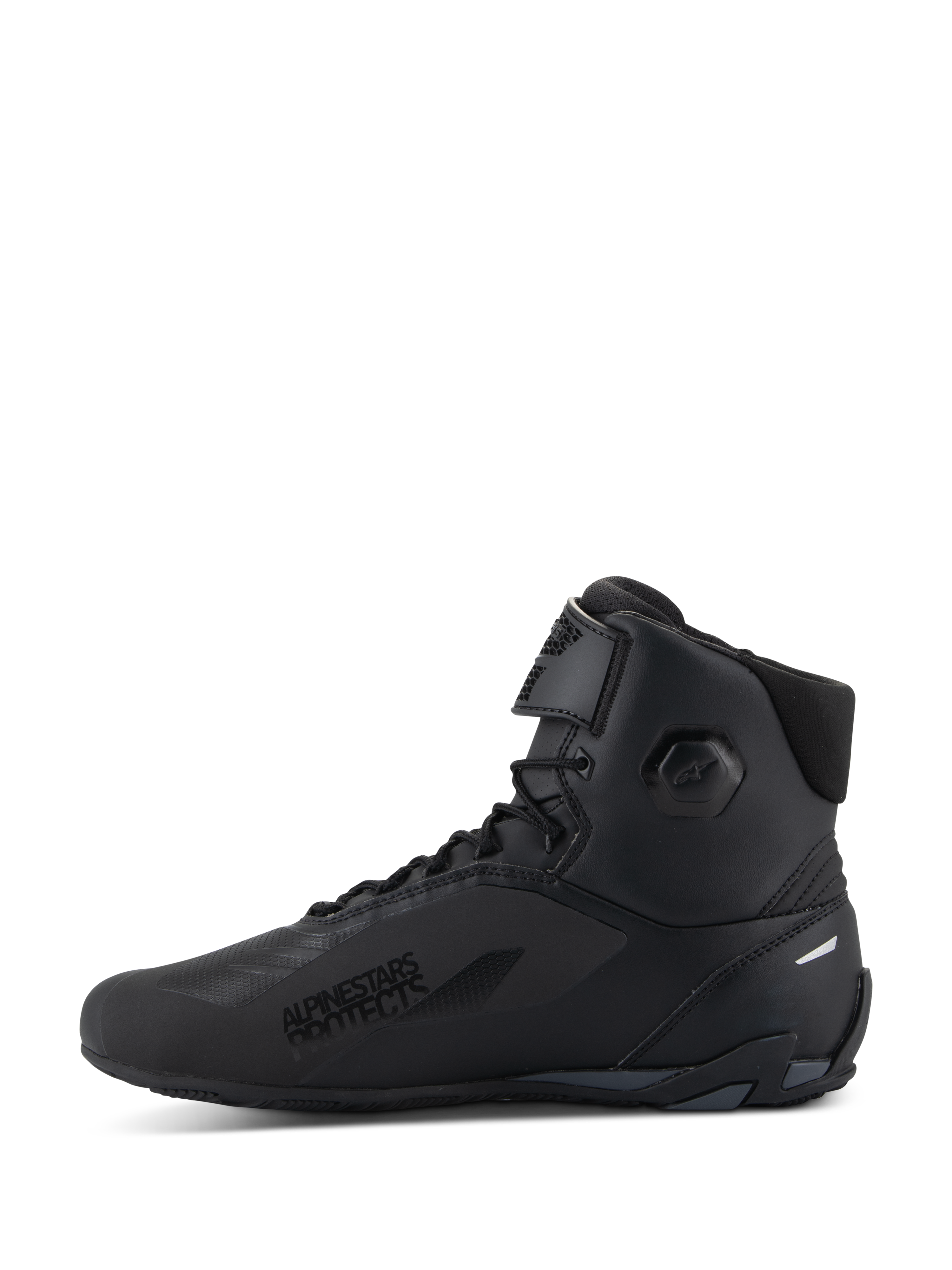 Buty Alpinestars Faster-4, buty motocyklowe, czarne, widok z boku, wysoka konstrukcja z sznurowaniem i regulowanym górnym paskiem, napis „Alpinestars Protects” na boku, smukła cholewka z mikrofibry ze zintegrowanymi strefami ochronnymi