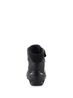 Buty Alpinestars Faster-4, czarne buty motocyklowe, widok z tyłu ukazujący ochraniacz pięty TPR oraz elementy odblaskowe, wyściełany tekstylny kołnierz, konstrukcja zorientowana na osiągi do sportowej jazdy szosowej.