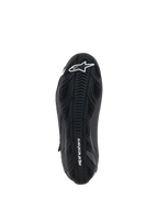 Buty Alpinestars Faster-4, czarne, widok od dołu na gumową podeszwę zewnętrzną z teksturowanym wzorem bieżnika, białe logo Alpinestars na przodzie i logotyp na pięcie, sportowe buty motocyklowe