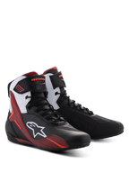 Buty Alpinestars Faster-4, buty motocyklowe, czarno-białe i ciemnoczerwone, ze sznurowanym zapięciem i paskiem na kostkę, białe logo Alpinestars z boku, sportowy design ze wzmocnioną ochroną do jazdy szosowej
