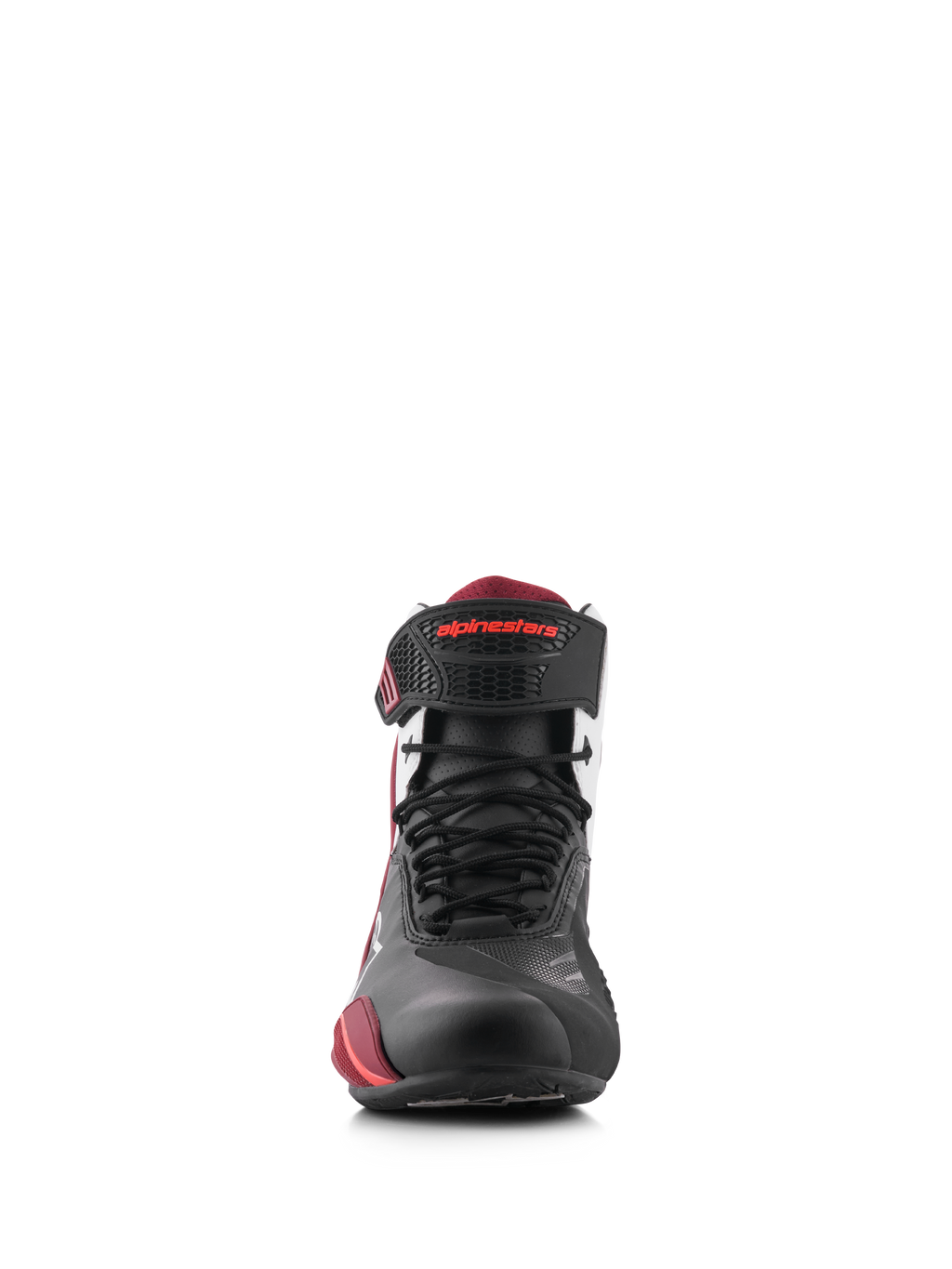 Buty Alpinestars Faster-4, Black White Dark Red, widok z przodu obuwia motocyklowego, cholewka z czarnej mikrofibry z czerwonymi akcentami, sznurowane zapięcie oraz pasek na rzep przy kostce z czerwonym logo Alpinestars