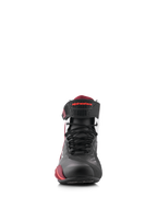 Buty Alpinestars Faster-4, Black White Dark Red, widok z przodu obuwia motocyklowego, cholewka z czarnej mikrofibry z czerwonymi akcentami, sznurowane zapięcie oraz pasek na rzep przy kostce z czerwonym logo Alpinestars