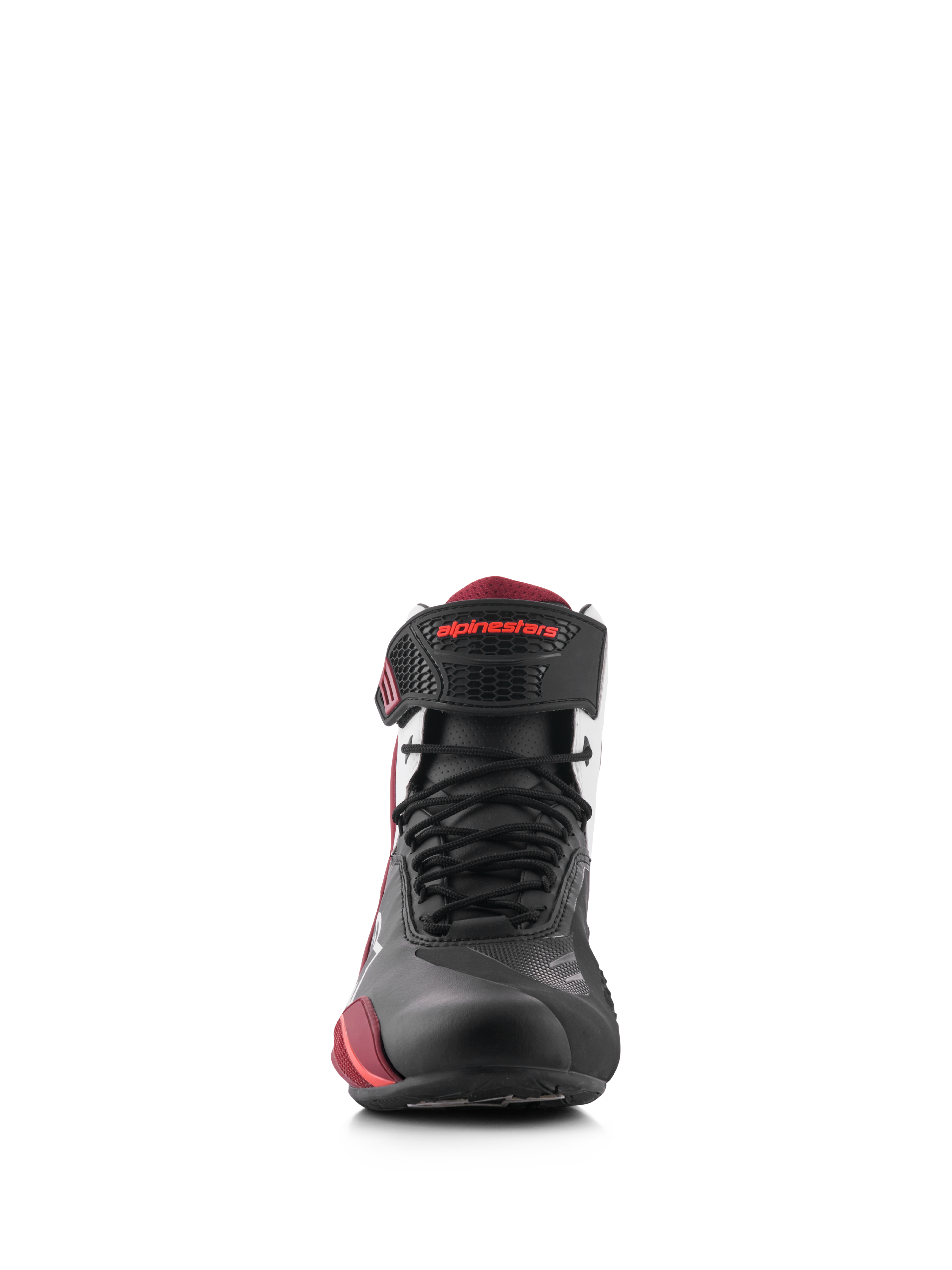 Buty Alpinestars Faster-4, Black White Dark Red, widok z przodu obuwia motocyklowego, cholewka z czarnej mikrofibry z czerwonymi akcentami, sznurowane zapięcie oraz pasek na rzep przy kostce z czerwonym logo Alpinestars