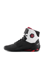 Alpinestars Faster-4 Shoes, buty motocyklowe, czarne z białymi i ciemnoczerwonymi akcentami, widok z boku od strony wewnętrznej, białe panele kołnierza, czarna konstrukcja z mikrofibry, ciemnoczerwone detale na pięcie i kostce