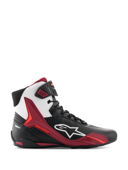 Buty Alpinestars Faster-4, wysokie buty motocyklowe, czarne z białymi i ciemnoczerwonymi elementami, widok z profilu z białym logo Alpinestars i czerwonymi panelami wspierającymi TPU, sznurowany fason w sportowym stylu wyścigowym, wytrzymała konstrukcja z mikrofibry.