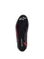 Buty Alpinestars Faster-4, buty motocyklowe, czarno-białe i ciemnoczerwone, widok od dołu na teksturowaną gumową podeszwę, z białym logo gwiazdy i napisem Alpinestars, wytrzymały wzór bieżnika zapewniający przyczepność podczas jazdy szosowej