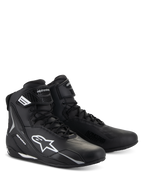 Buty Alpinestars Stella Faster-4, damskie buty motocyklowe, czarne z białymi akcentami, sportowy design za kostkę ze sznurowaniem i paskiem na rzep, wytrzymała konstrukcja z mikrowłókna z ochronnym logo z boku