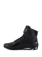Alpinestars Stella Faster-4 Shoes, damskie buty motocyklowe, czarne z białymi akcentami, widok z boku, wysoka cholewka ze sznurowaniem i regulowanym paskiem na kostkę, ochronne obuwie motocyklowe