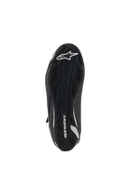 Alpinestars Stella Faster-4, damskie buty motocyklowe, widok od spodu, czarna gumowa podeszwa z teksturowaną przyczepnością, białe logo i branding Alpinestars, ergonomiczna konstrukcja zapewniająca przyczepność i wsparcie