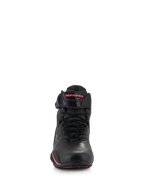 Buty damskie Alpinestars Stella Faster-4, damskie buty motocyklowe, czarne z różowymi akcentami, widok z przodu przedstawiający czarne sznurowadła, regulowany pasek na kostkę z różowym logo i smukłą konstrukcję z mikrowłókna