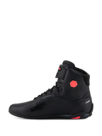Damskie buty Alpinestars Stella Faster-4, buty motocyklowe, czarne z różowymi akcentami Diva Pink, bezszwowa cholewka z mikrowłókna, różowy sześciokątny ochraniacz kostki, branding Alpinestars Protect oraz zintegrowany system sznurowania i zapięcia na rzep